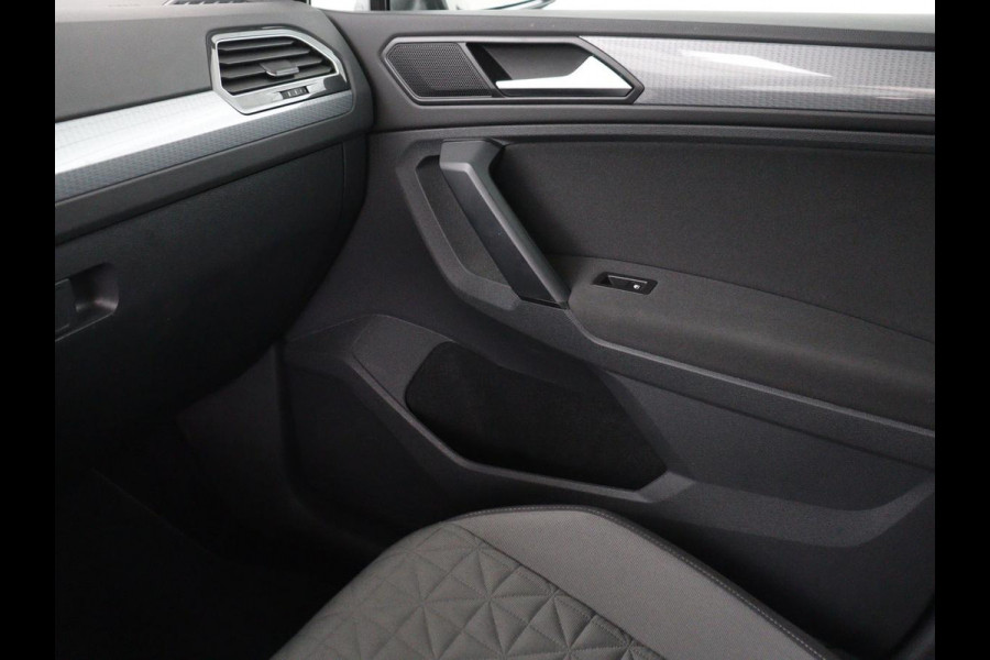 Volkswagen Tiguan 1.5 TSI Life Business | Panoramadak | Trekhaak | Camera | Virtual Cockpit | Park Assist | Adaptive cruise | Navigatie | Keyless | Full LED | Carplay |