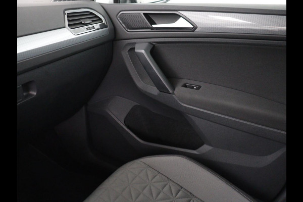 Volkswagen Tiguan 1.5 TSI Life Business | Panoramadak | Trekhaak | Camera | Virtual Cockpit | Park Assist | Adaptive cruise | Navigatie | Keyless | Full LED | Carplay |