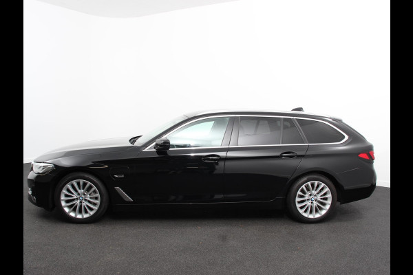 BMW 5 Serie Touring 530e Business PHEV AUTOMAAT | Adaptive cruise control | LED | Leder | Navigatie | Stoelverwarming | Achteruitrijcamera | Sfeerverlichting | Lane assist | Climate control | Apple Carplay/ Android Auto