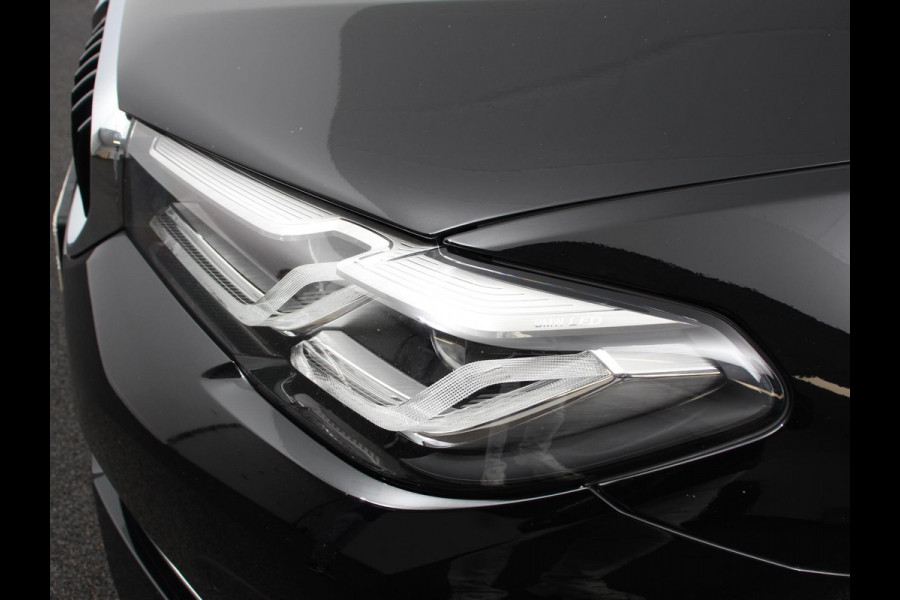 BMW 5 Serie Touring 530e Business PHEV AUTOMAAT | Adaptive cruise control | LED | Leder | Navigatie | Stoelverwarming | Achteruitrijcamera | Sfeerverlichting | Lane assist | Climate control | Apple Carplay/ Android Auto