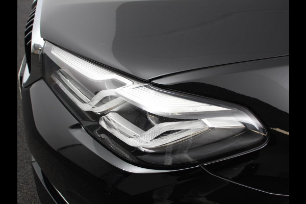 BMW 5 Serie Touring 530e Business PHEV AUTOMAAT | Adaptive cruise control | LED | Leder | Navigatie | Stoelverwarming | Achteruitrijcamera | Sfeerverlichting | Lane assist | Climate control | Apple Carplay/ Android Auto