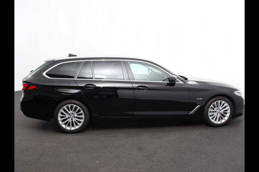 BMW 5 Serie Touring 530e Business PHEV AUTOMAAT | Adaptive cruise control | LED | Leder | Navigatie | Stoelverwarming | Achteruitrijcamera | Sfeerverlichting | Lane assist | Climate control | Apple Carplay/ Android Auto