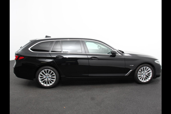 BMW 5 Serie Touring 530e Business PHEV AUTOMAAT | Adaptive cruise control | LED | Leder | Navigatie | Stoelverwarming | Achteruitrijcamera | Sfeerverlichting | Lane assist | Climate control | Apple Carplay/ Android Auto