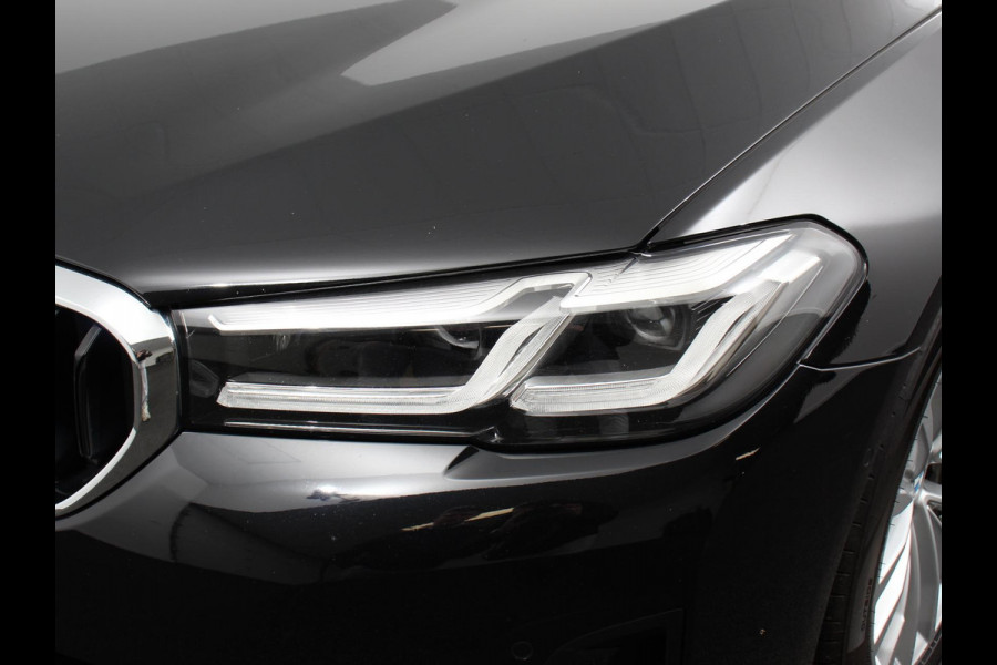 BMW 5 Serie Touring 530e Business PHEV AUTOMAAT | Adaptive cruise control | LED | Leder | Navigatie | Stoelverwarming | Achteruitrijcamera | Sfeerverlichting | Lane assist | Climate control | Apple Carplay/ Android Auto