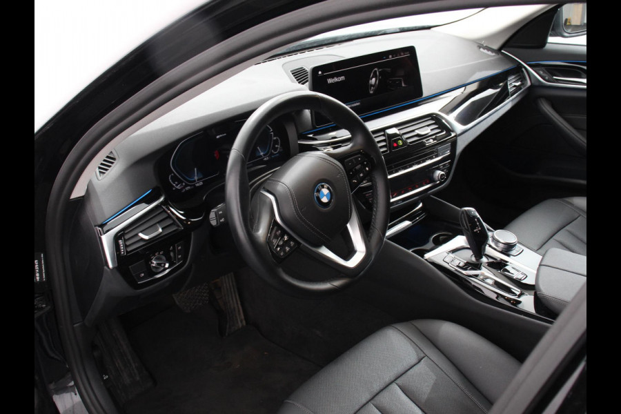 BMW 5 Serie Touring 530e Business PHEV AUTOMAAT | Adaptive cruise control | LED | Leder | Navigatie | Stoelverwarming | Achteruitrijcamera | Sfeerverlichting | Lane assist | Climate control | Apple Carplay/ Android Auto