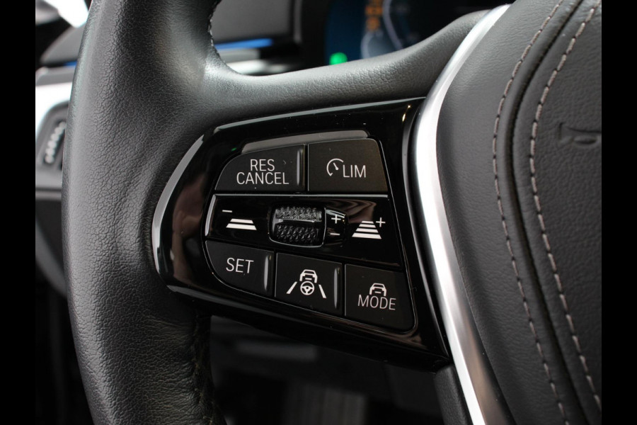 BMW 5 Serie Touring 530e Business PHEV AUTOMAAT | Adaptive cruise control | LED | Leder | Navigatie | Stoelverwarming | Achteruitrijcamera | Sfeerverlichting | Lane assist | Climate control | Apple Carplay/ Android Auto