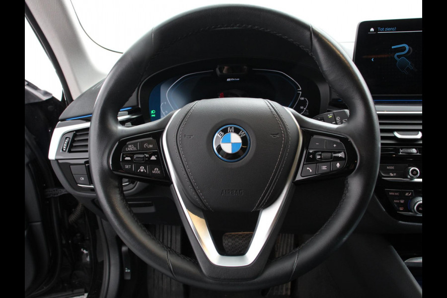 BMW 5 Serie Touring 530e Business PHEV AUTOMAAT | Adaptive cruise control | LED | Leder | Navigatie | Stoelverwarming | Achteruitrijcamera | Sfeerverlichting | Lane assist | Climate control | Apple Carplay/ Android Auto