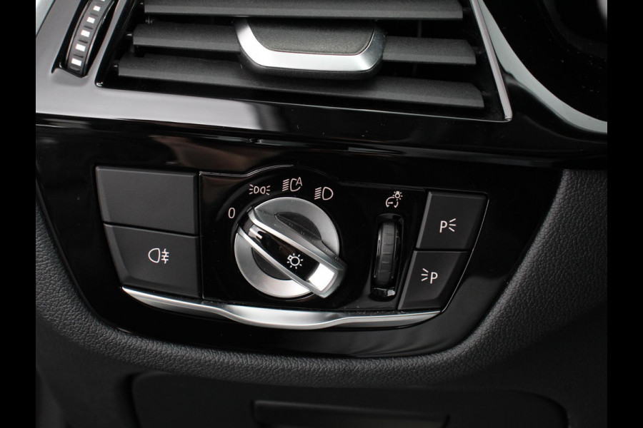 BMW 5 Serie Touring 530e Business PHEV AUTOMAAT | Adaptive cruise control | LED | Leder | Navigatie | Stoelverwarming | Achteruitrijcamera | Sfeerverlichting | Lane assist | Climate control | Apple Carplay/ Android Auto