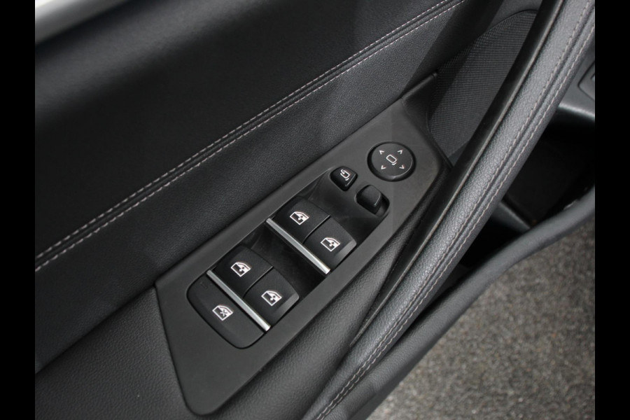 BMW 5 Serie Touring 530e Business PHEV AUTOMAAT | Adaptive cruise control | LED | Leder | Navigatie | Stoelverwarming | Achteruitrijcamera | Sfeerverlichting | Lane assist | Climate control | Apple Carplay/ Android Auto