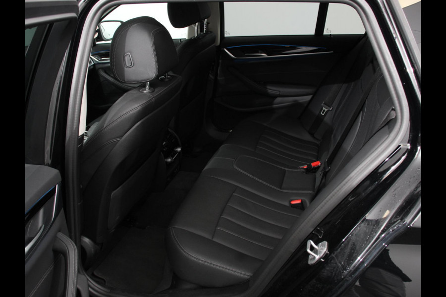 BMW 5 Serie Touring 530e Business PHEV AUTOMAAT | Adaptive cruise control | LED | Leder | Navigatie | Stoelverwarming | Achteruitrijcamera | Sfeerverlichting | Lane assist | Climate control | Apple Carplay/ Android Auto