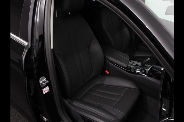 BMW 5 Serie Touring 530e Business PHEV AUTOMAAT | Adaptive cruise control | LED | Leder | Navigatie | Stoelverwarming | Achteruitrijcamera | Sfeerverlichting | Lane assist | Climate control | Apple Carplay/ Android Auto