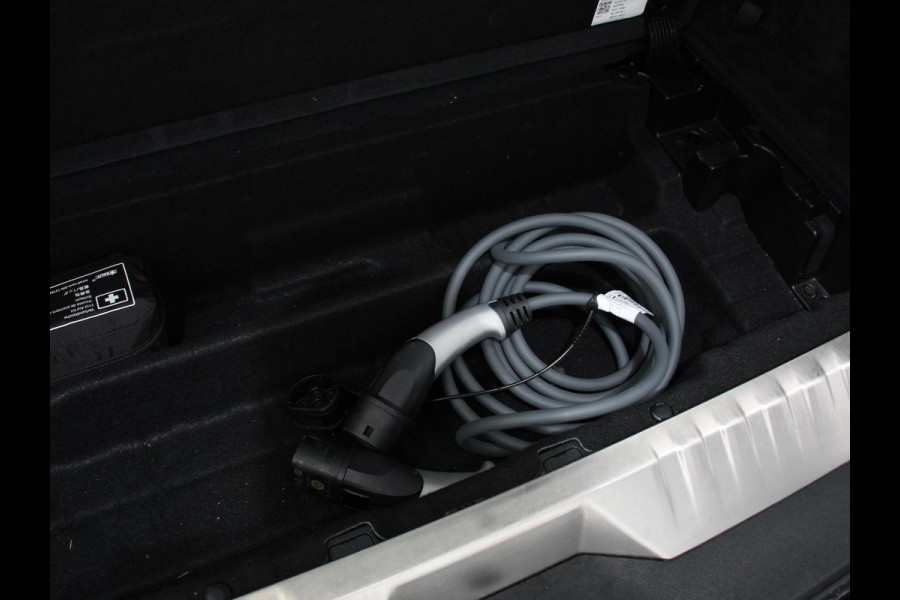 BMW 5 Serie Touring 530e Business PHEV AUTOMAAT | Adaptive cruise control | LED | Leder | Navigatie | Stoelverwarming | Achteruitrijcamera | Sfeerverlichting | Lane assist | Climate control | Apple Carplay/ Android Auto