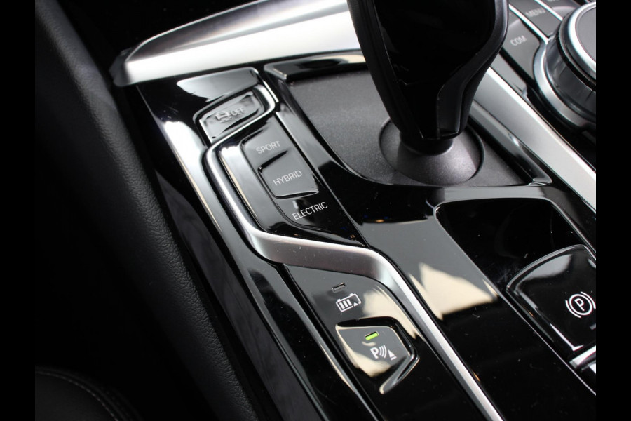 BMW 5 Serie Touring 530e Business PHEV AUTOMAAT | Adaptive cruise control | LED | Leder | Navigatie | Stoelverwarming | Achteruitrijcamera | Sfeerverlichting | Lane assist | Climate control | Apple Carplay/ Android Auto