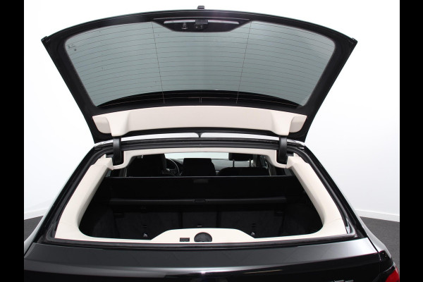 BMW 5 Serie Touring 530e Business PHEV AUTOMAAT | Adaptive cruise control | LED | Leder | Navigatie | Stoelverwarming | Achteruitrijcamera | Sfeerverlichting | Lane assist | Climate control | Apple Carplay/ Android Auto