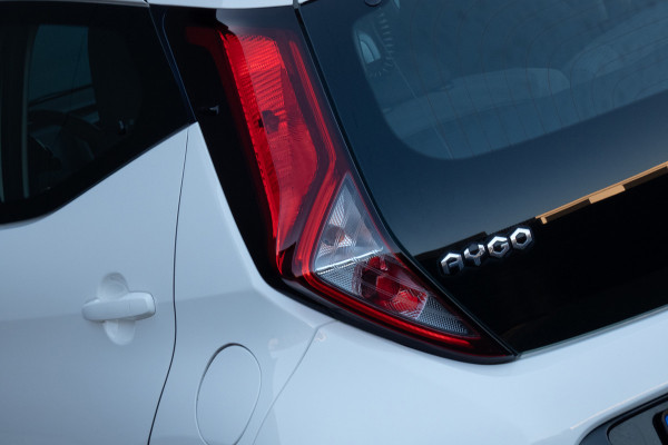 Toyota Aygo 1.0 VVT-i x-play | CAMERA | APPLE CARPLAY / ANDROID AUTO | ELEKTRISCHE RAMEN
