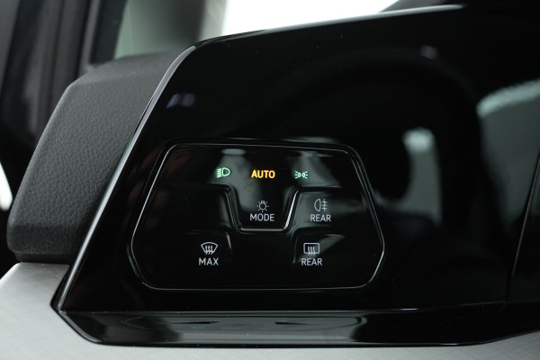 Volkswagen Golf 2.0 TDI Life Business Automaat, Navigatie,