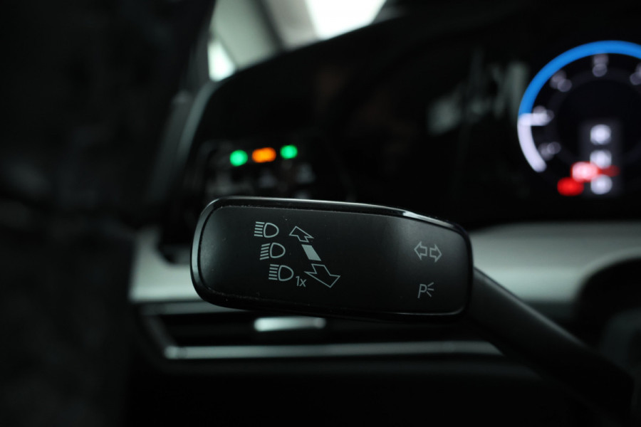 Volkswagen Golf 2.0 TDI Life Business Automaat, Navigatie,