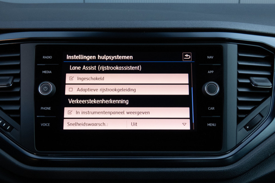 Volkswagen T-Roc 1.0 TSI | PARKEERSENSOREN | APPLE CARPLAY / ANDROID AUTO | NAVIGATIE