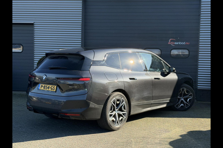 BMW iX xDrive50 High Executive 112 kWh SOH 92% | Sky Lounge | 360* Camera | Massage | Stoelventilatie/Verwarming | Elektrische Trekhaak |
