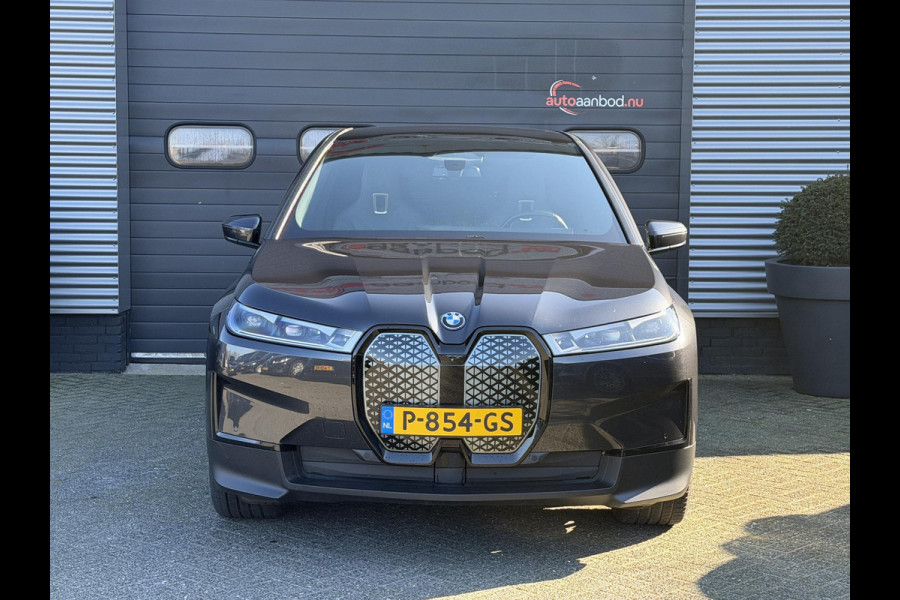 BMW iX xDrive50 High Executive 112 kWh SOH 92% | Sky Lounge | 360* Camera | Massage | Stoelventilatie/Verwarming | Elektrische Trekhaak |