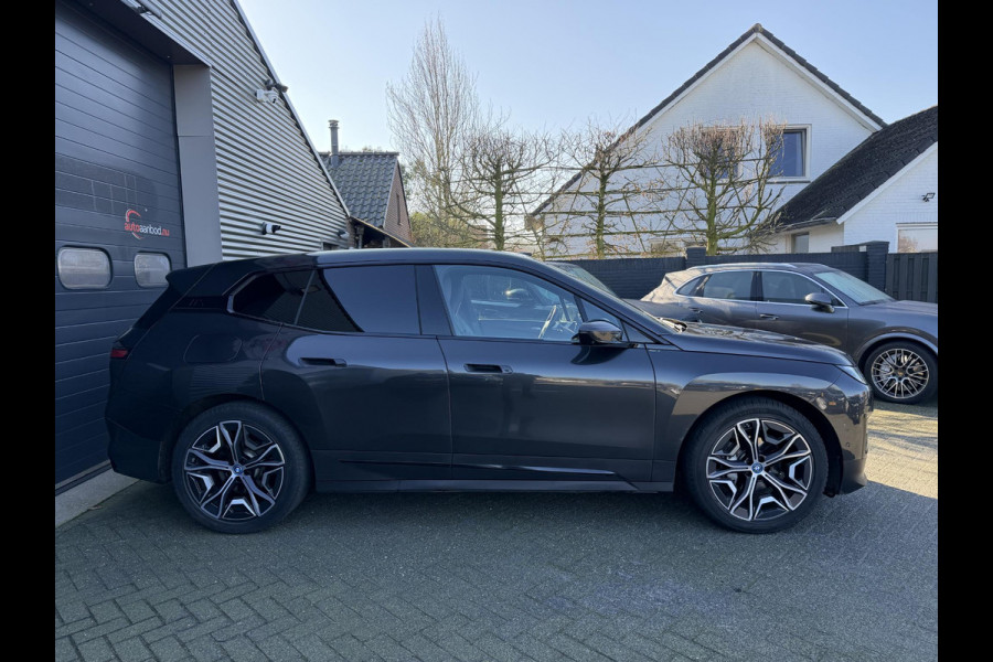 BMW iX xDrive50 High Executive 112 kWh SOH 92% | Sky Lounge | 360* Camera | Massage | Stoelventilatie/Verwarming | Elektrische Trekhaak |