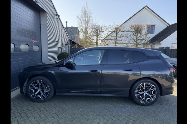 BMW iX xDrive50 High Executive 112 kWh SOH 92% | Sky Lounge | 360* Camera | Massage | Stoelventilatie/Verwarming | Elektrische Trekhaak |