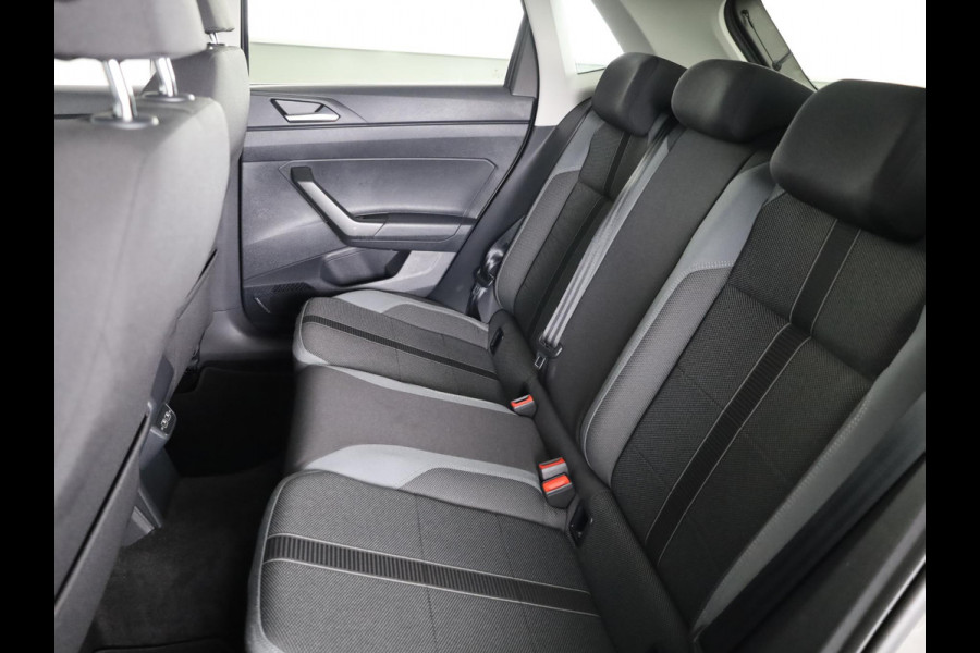 Volkswagen Polo 1.0 TSI Highline 95 PK | Navigatie | Parkeersensoren | Extra getint glas | ECC airco