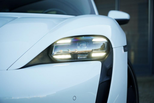 Porsche Taycan Performance 84 kWh / Pano / Warmtepomp / Bose / Luchtvering / 21''