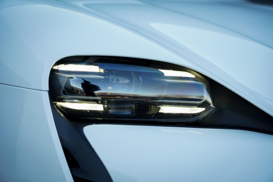 Porsche Taycan Performance 84 kWh / Pano / Warmtepomp / Bose / Luchtvering / 21''