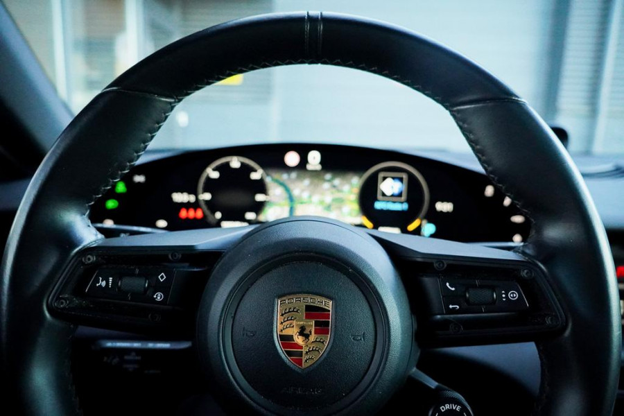 Porsche Taycan Performance 84 kWh / Pano / Warmtepomp / Bose / Luchtvering / 21''