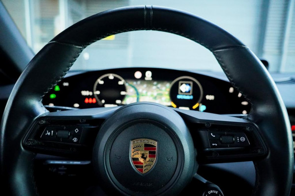 Porsche Taycan Performance 84 kWh / Pano / Warmtepomp / Bose / Luchtvering / 21''