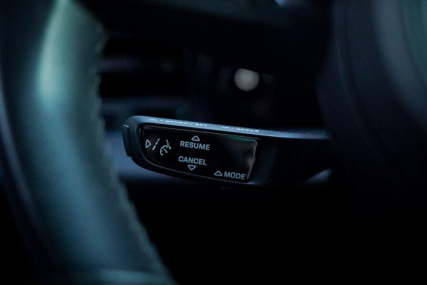 Porsche Taycan Performance 84 kWh / Pano / Warmtepomp / Bose / Luchtvering / 21''