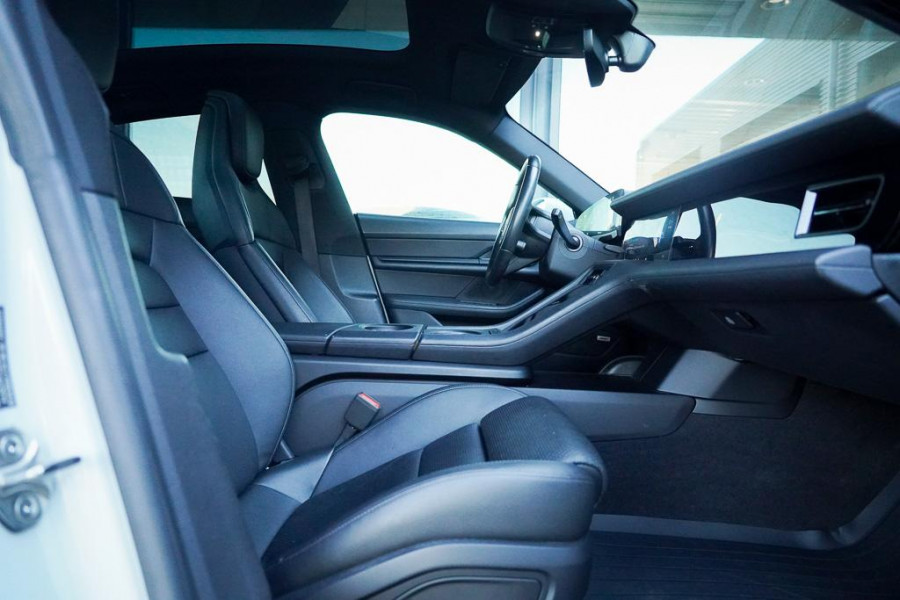 Porsche Taycan Performance 84 kWh / Pano / Warmtepomp / Bose / Luchtvering / 21''