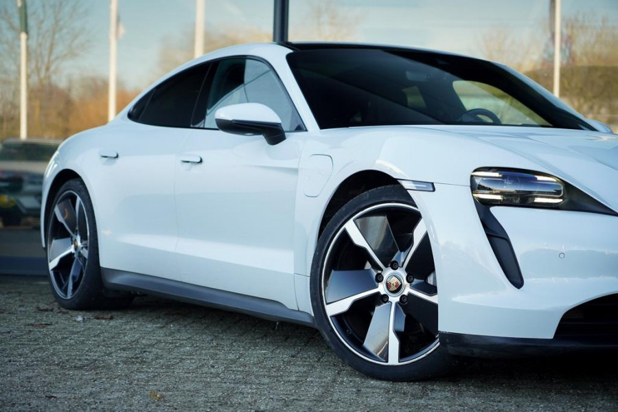 Porsche Taycan Performance 84 kWh / Pano / Warmtepomp / Bose / Luchtvering / 21''