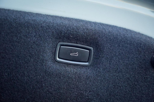 Porsche Taycan Performance 84 kWh / Pano / Warmtepomp / Bose / Luchtvering / 21''