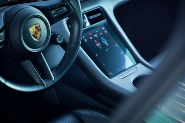 Porsche Taycan Performance 84 kWh / Pano / Warmtepomp / Bose / Luchtvering / 21''