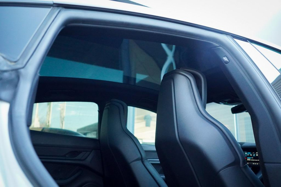 Porsche Taycan Performance 84 kWh / Pano / Warmtepomp / Bose / Luchtvering / 21''