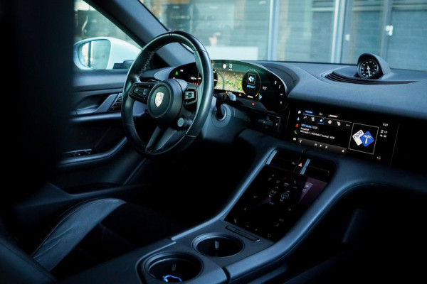 Porsche Taycan Performance 84 kWh / Pano / Warmtepomp / Bose / Luchtvering / 21''