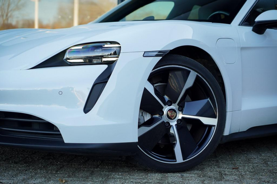 Porsche Taycan Performance 84 kWh / Pano / Warmtepomp / Bose / Luchtvering / 21''
