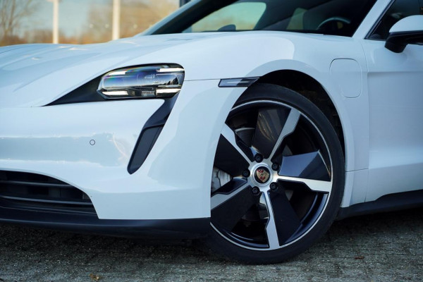 Porsche Taycan Performance 84 kWh / Pano / Warmtepomp / Bose / Luchtvering / 21''