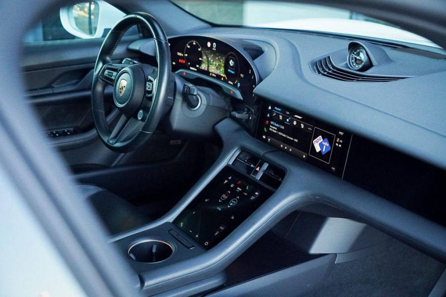 Porsche Taycan Performance 84 kWh / Pano / Warmtepomp / Bose / Luchtvering / 21''