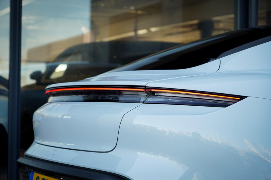 Porsche Taycan Performance 84 kWh / Pano / Warmtepomp / Bose / Luchtvering / 21''