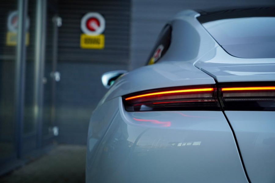 Porsche Taycan Performance 84 kWh / Pano / Warmtepomp / Bose / Luchtvering / 21''