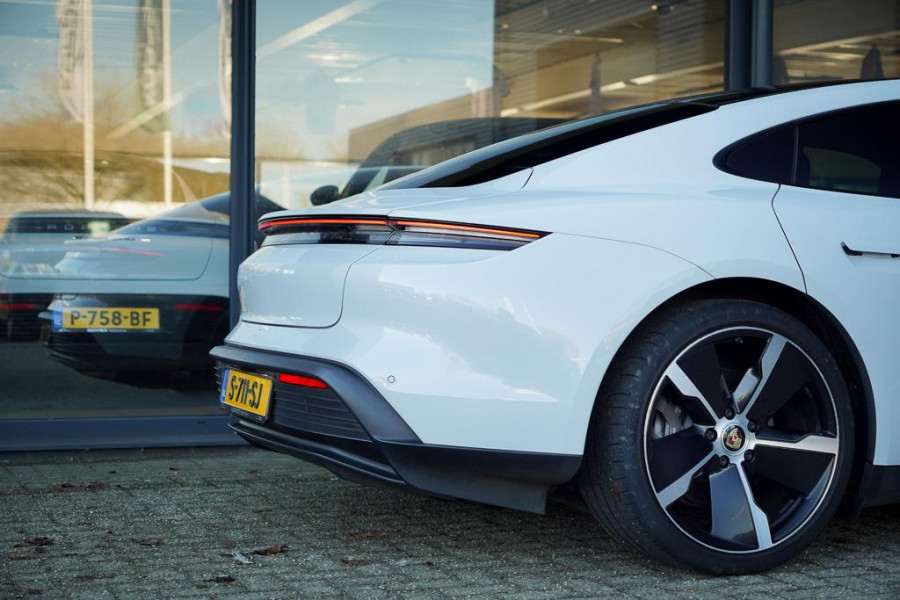 Porsche Taycan Performance 84 kWh / Pano / Warmtepomp / Bose / Luchtvering / 21''