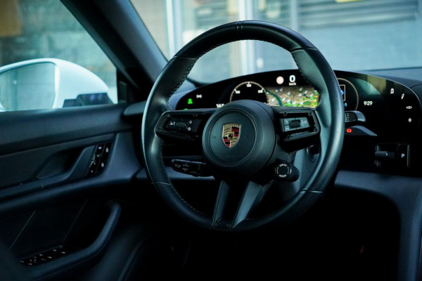 Porsche Taycan Performance 84 kWh / Pano / Warmtepomp / Bose / Luchtvering / 21''