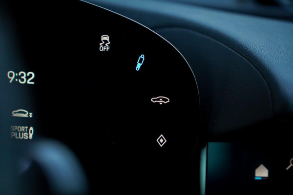 Porsche Taycan Performance 84 kWh / Pano / Warmtepomp / Bose / Luchtvering / 21''