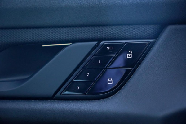 Porsche Taycan Performance 84 kWh / Pano / Warmtepomp / Bose / Luchtvering / 21''