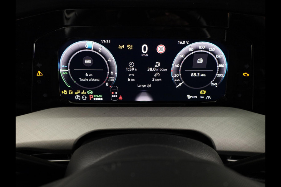 Volkswagen Golf Life Edition 1.5 eHybrid 204 PK | 17 "LM velgen | Stoel & Stuurverwarming | Camera |