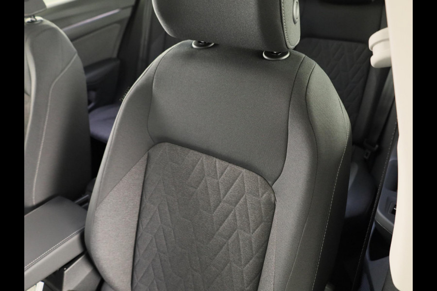 Volkswagen Golf Life Edition 1.5 eHybrid 204 PK | 17 "LM velgen | Stoel & Stuurverwarming | Camera |