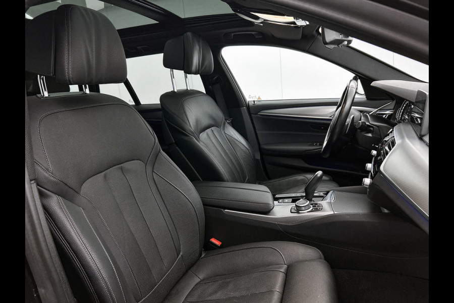 BMW 5 Serie Touring 520i M-SPORT High Executive VOL(Dealer OnderH, Panorama, StoelV+Koel, Trekhaak, 360 Camera, Lane Assist, Etc)